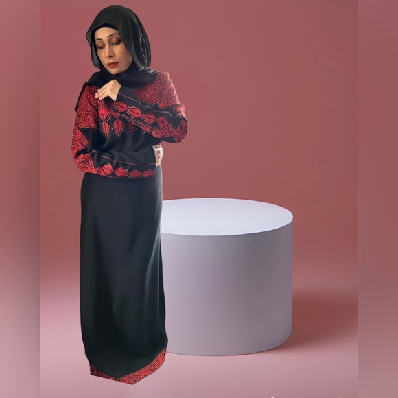 Red and Black embroidery Jordanian traditional dress/thobe - Picture 4 of 6